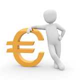 Person lehnt an Euro-Symbol