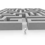 Person steht fragend vor dem Labyrinth-Eingang